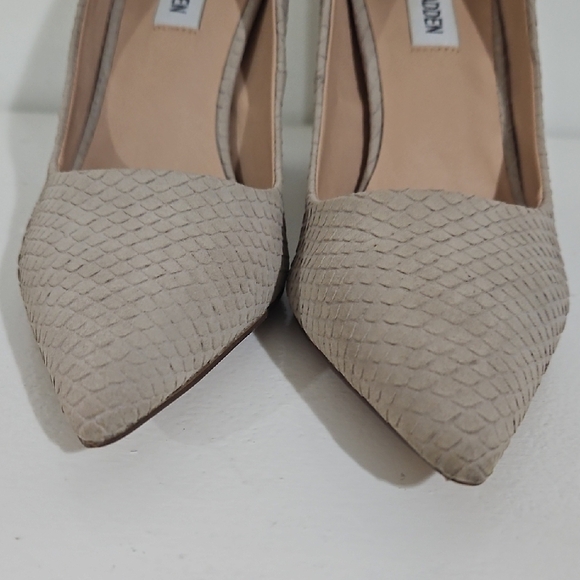 EUC Steve Madden Women's Beige Textured Heels pointed-toe heeled shoe - Picture 9 of 9